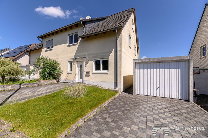 Attraktive Doppelhaushälfte
- Terrasse - Garten - Garage -